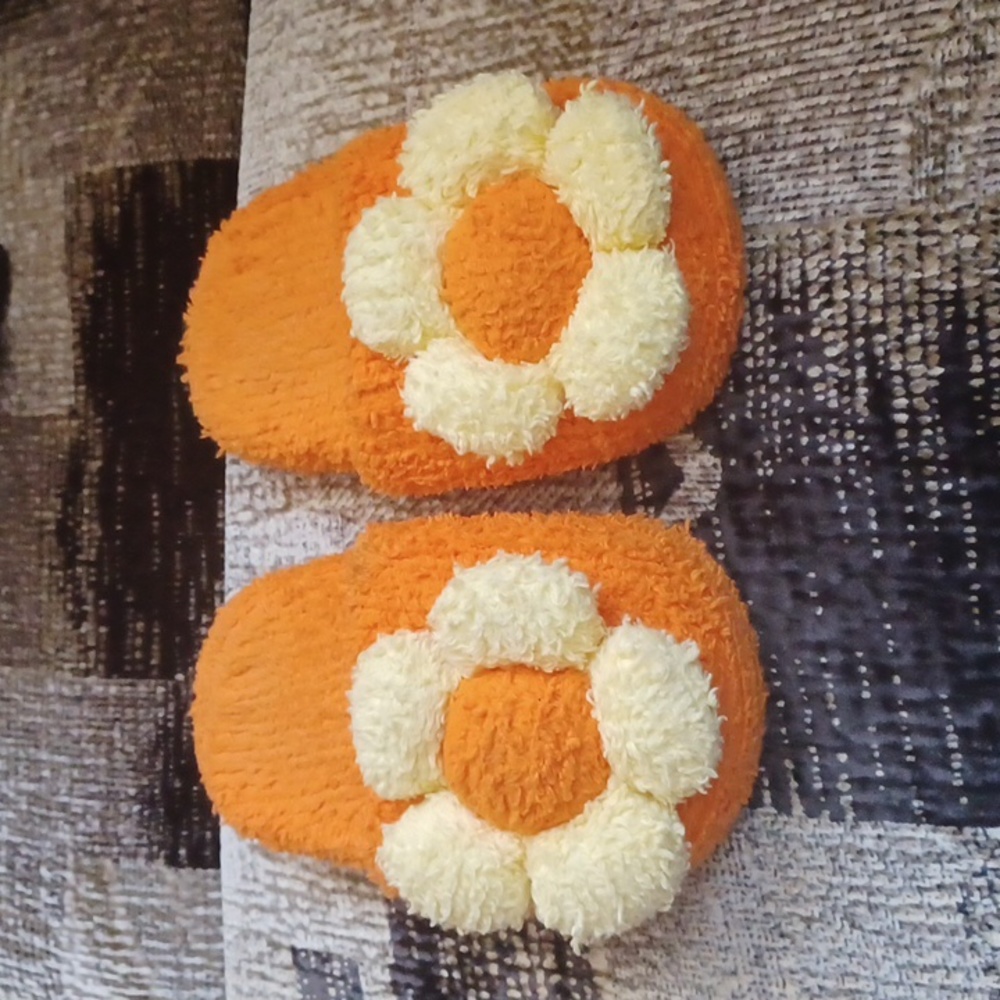 4/$30 Fuzzy Floral Slippers - Size M (13-1)